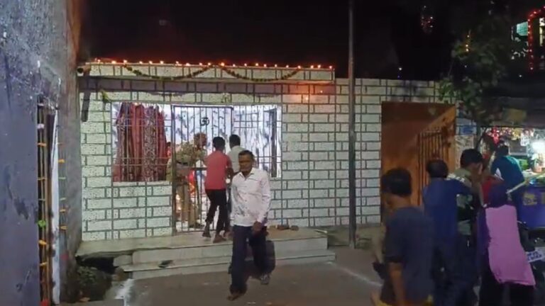 यूपी के बरेली में पुलिसकर्मियों की बेरहमी से पिटाई, रहम की भीख मांगते नजर आए, देखें-वीडियो